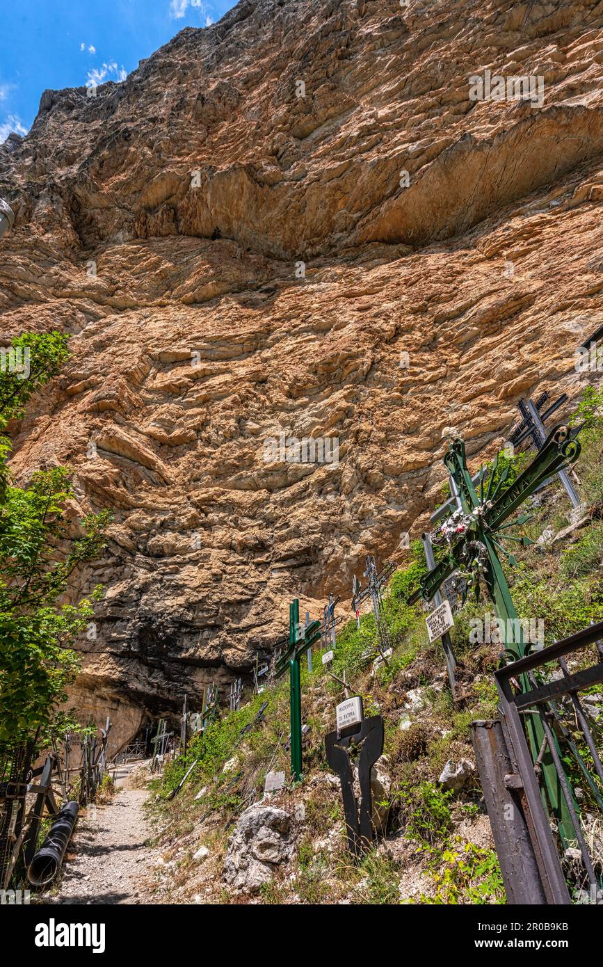 Croci devozionali delle varie compagnie che arrivano in pellegrinaggio per onorare la Santissima Trinità di Vallepietra. Vallepietra, provincia di Roma, Lazio Foto Stock