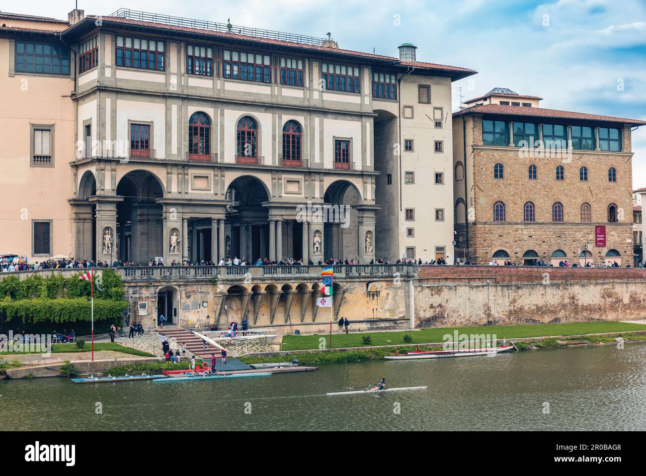 Firenze, Toscana, Italia. Galleria degli Uffizi vista dall'Arno. A destra si trova il Museo Galileo. Il centro storico di Firenze è patrimonio dell'umanità dell'UNESCO Foto Stock