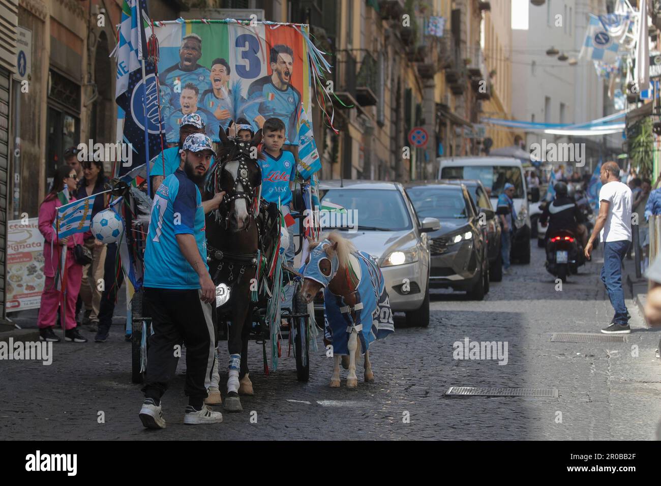 Napoli i festeggiamenti per la vittoria dello scudetto della SSC Napoli proseguono in giro per via toledo e nei quarti cavalli spagnoli con buggy e pony tutti con bandiere Napoli Foto Stock