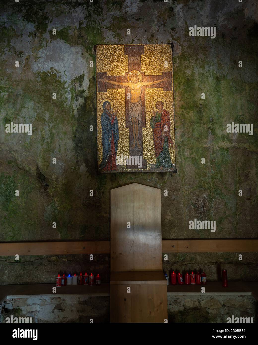 Santuario della Santissima Trinità di Vallepietra, cappella del Crocifisso con la tavola del Crocifisso in stile bizantino. Vallepietra, Lazio, Italia, Europa Foto Stock