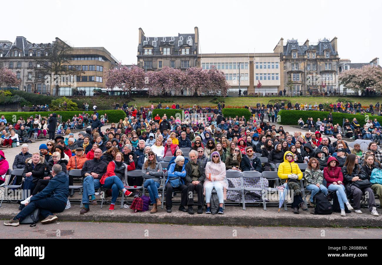 Edimburgo, Scozia, Regno Unito. 6 maggio 2023. Scene da Edimburgo il giorno dell'incoronazione di re Carlo III Membri del pubblico in West Princes Street Foto Stock Edimburgo, Scozia, Regno Unito. 6 maggio 2023. Scene da Edimburgo il giorno dell'incoronazione di re Carlo III Membri del pubblico in West Princes Street Foto Stock