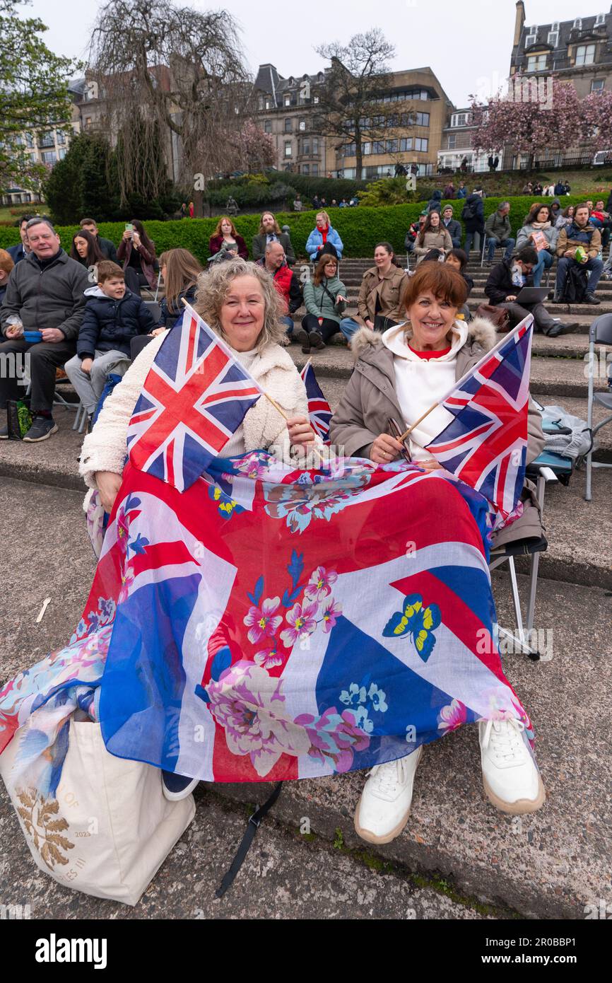 Edimburgo, Scozia, Regno Unito. 6 maggio 2023. Scene da Edimburgo il giorno dell'incoronazione di re Carlo III Members del pubblico con i jack sindacali orologio Foto Stock Edimburgo, Scozia, Regno Unito. 6 maggio 2023. Scene da Edimburgo il giorno dell'incoronazione di re Carlo III Members del pubblico con i jack sindacali orologio Foto Stock