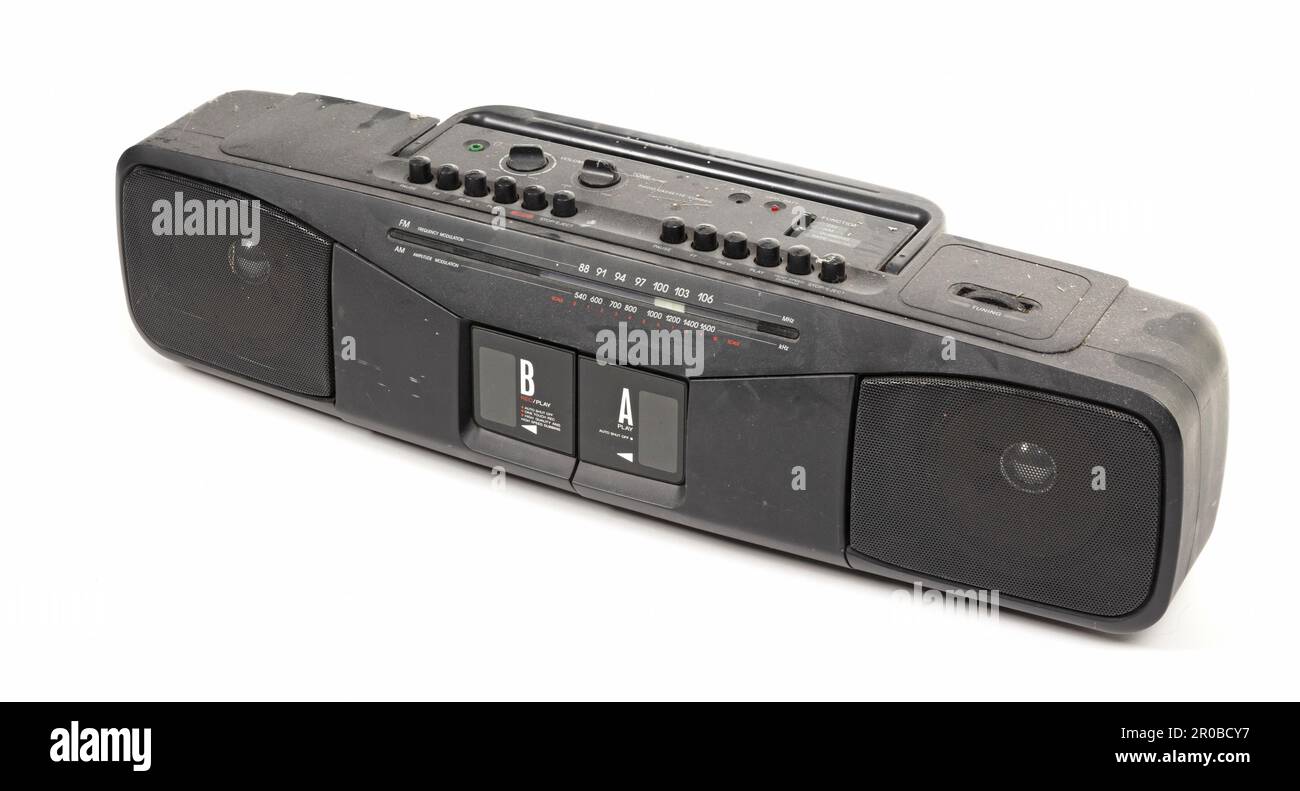 Vecchio deck a 1980s cassette con radio (FM e AM) e due riproduttori di cassette, isolato su bianco Foto Stock