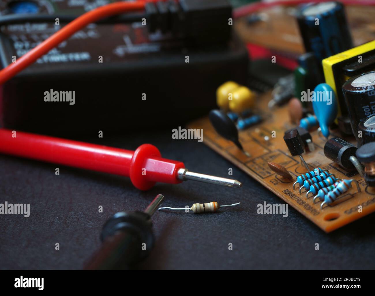 Componenti elettronici sulla scheda. Resistenze rimosse e a bordo scheda. Riparazione del dispositivo elettrico. Focalizzato sulle resistenze. Foto Stock