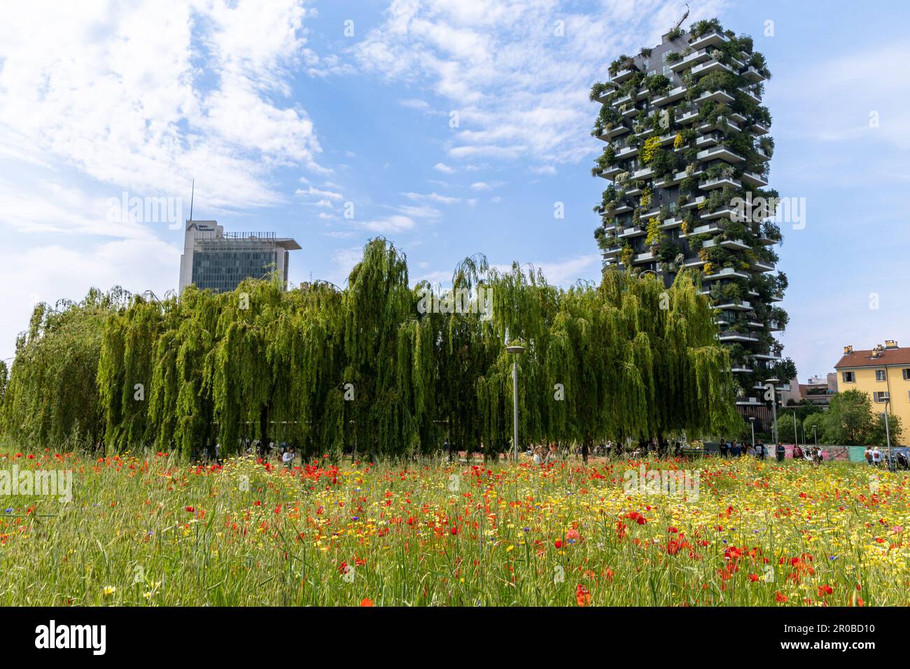 Milano, Italia - Maggio 7 2023 - Milano Bosco verticale con fiori Foto Stock