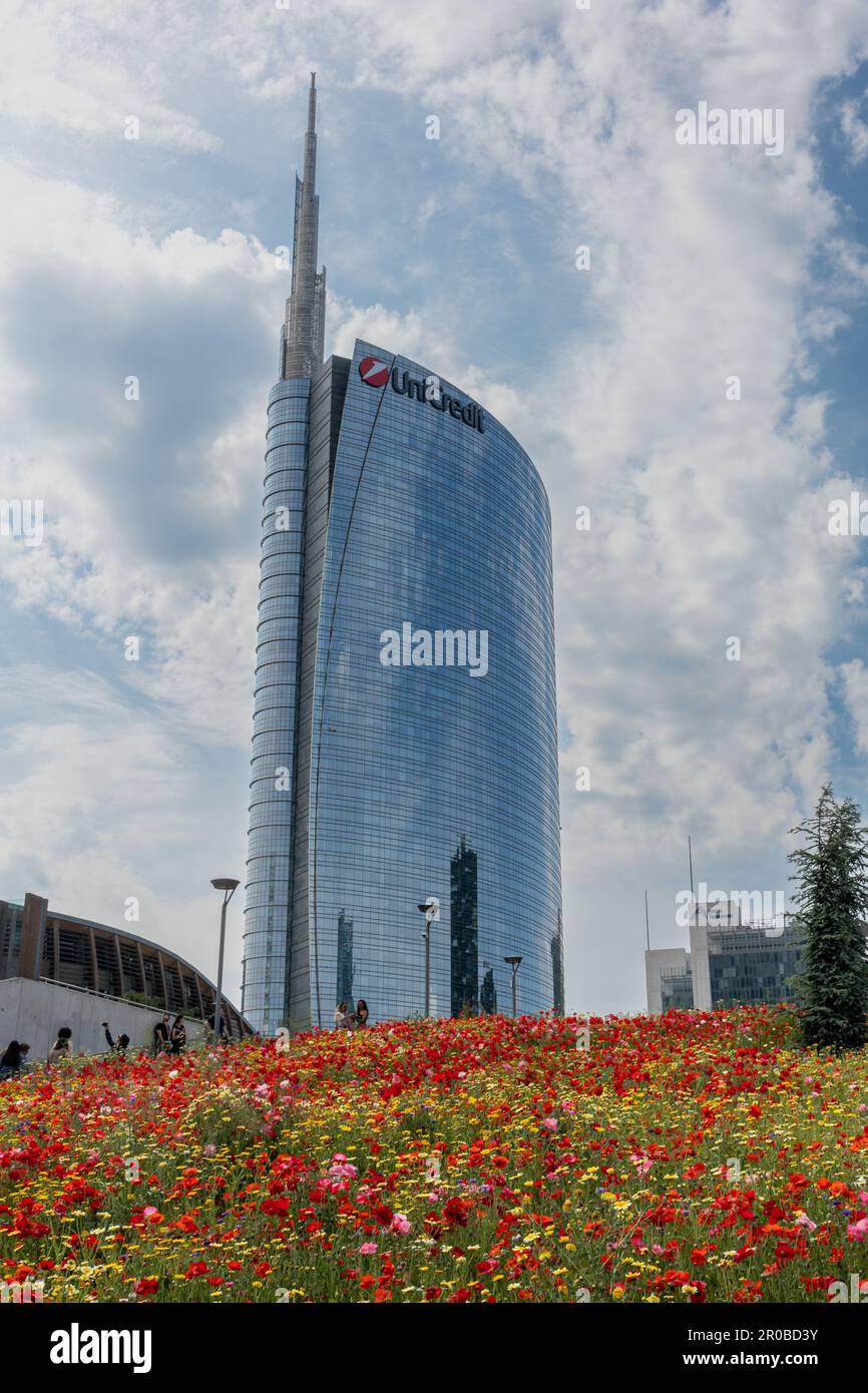 Milano, Italia - maggio 7 2023 - UniCredit torre Milano con fiori Foto Stock