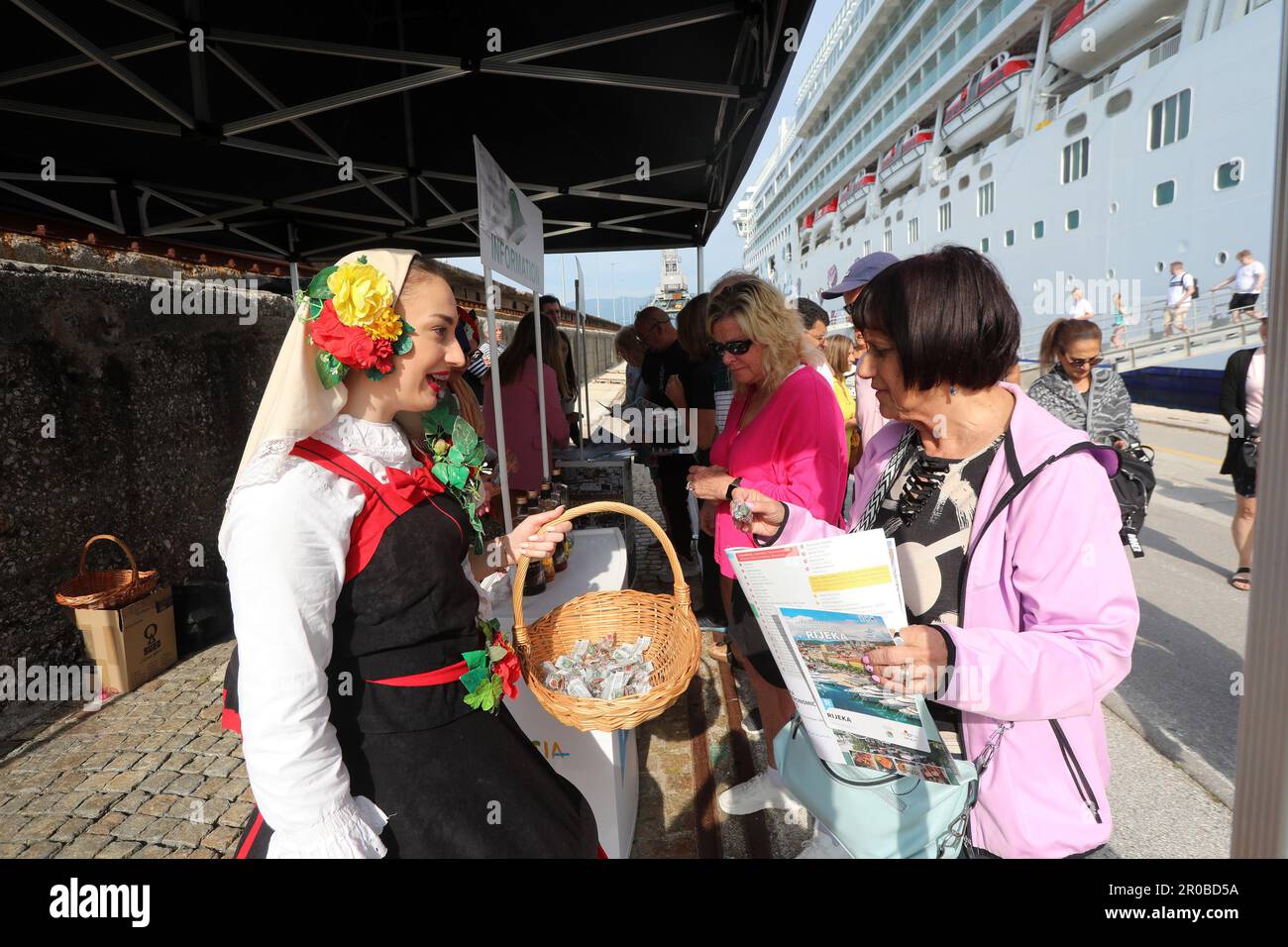 Rijeka, Croazia. 08th maggio, 2023. La prima nave da crociera norvegese Gem di questa stagione salpò nel porto di Fiume pieno di turisti, a Fiume, in Croazia, il 08 maggio 2023. Foto: Goran Kovacic/PIXSELL Credit: Pixsell/Alamy Live News Foto Stock