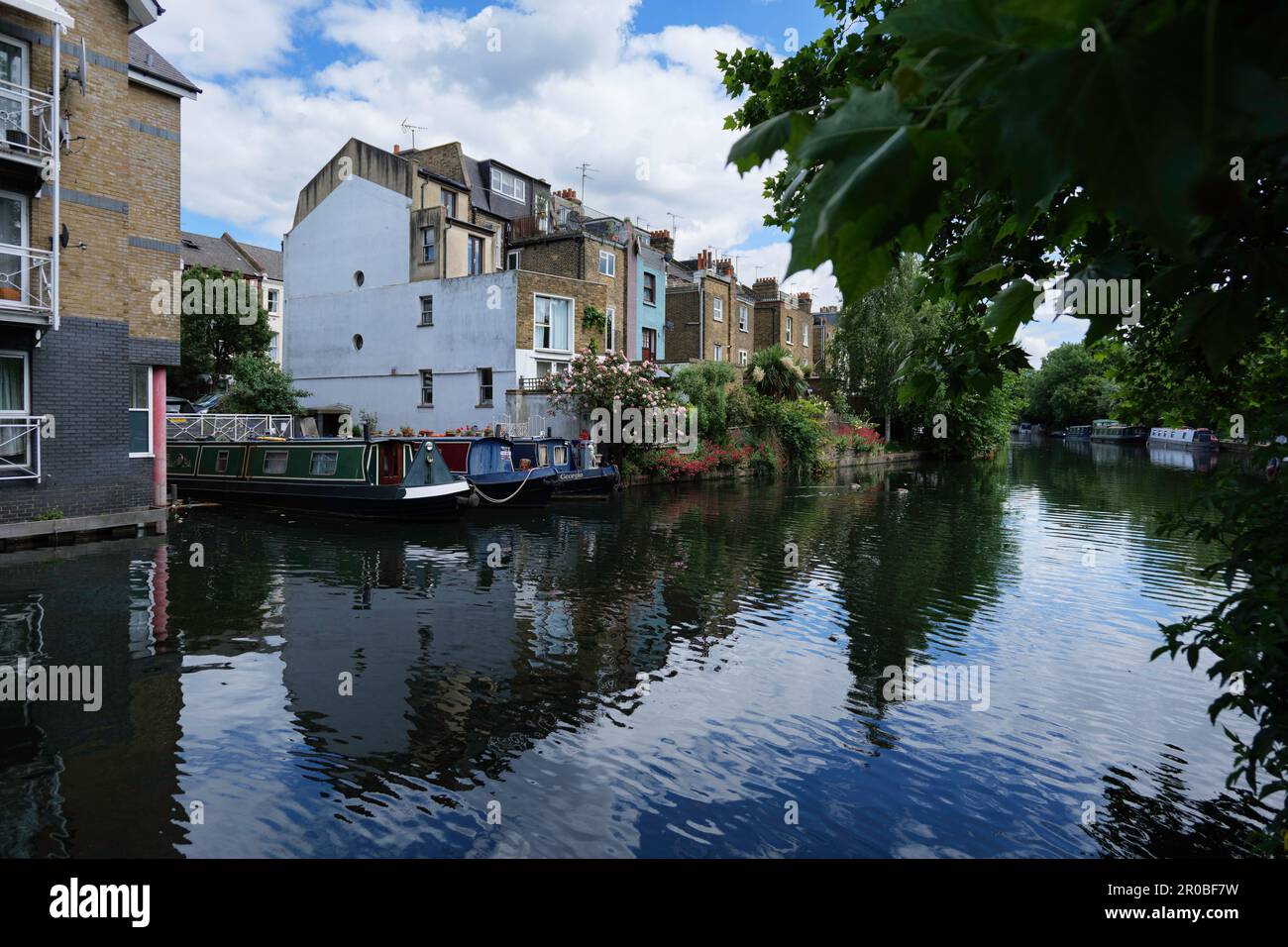 Londra - 05 21 2022: Barche ormeggiate sul Canal Grande Union vicino alle case su Hormead Rd Foto Stock