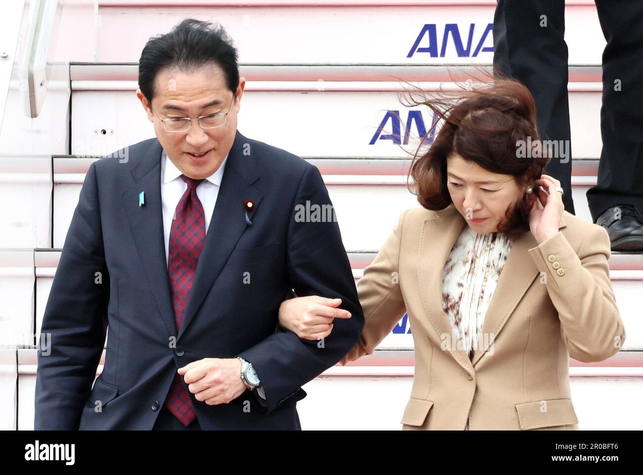 Tokyo, Giappone. 8th maggio, 2023. Il primo ministro giapponese Fumio Kishida (L) accompagnato dalla moglie Yuko (R) arriva all'aeroporto internazionale di Tokyo quando sono tornati da una visita di due giorni a Seoul lunedì 8 maggio 2023. Kishida ha avuto un incontro al vertice con il presidente sudcoreano Yoon Suk-yeol. (Foto di Yoshio Tsunoda/AFLO) Foto Stock