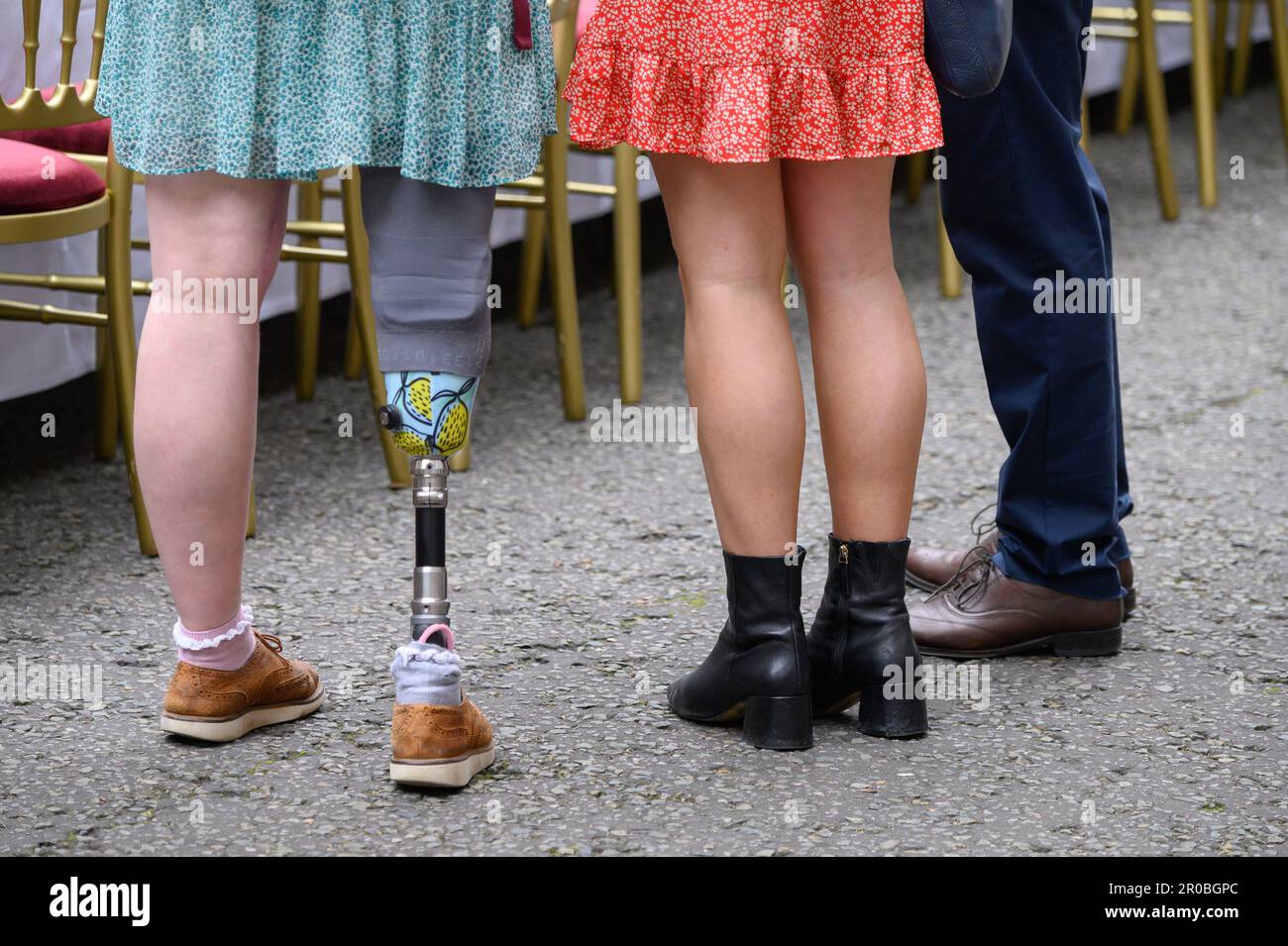 Giovane donna con una gamba protesica che partecipa al Grande pranzo di incoronazione ospitato da Rishi Sunak e sua moglie Akshata Musty a Downing Street, 7th maggio 2023 Foto Stock