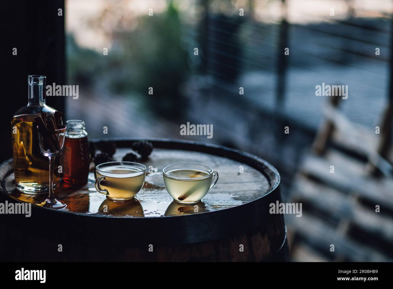 Il toddy caldo beve in bicchieri trasparenti sul cilindro del whisky Foto Stock