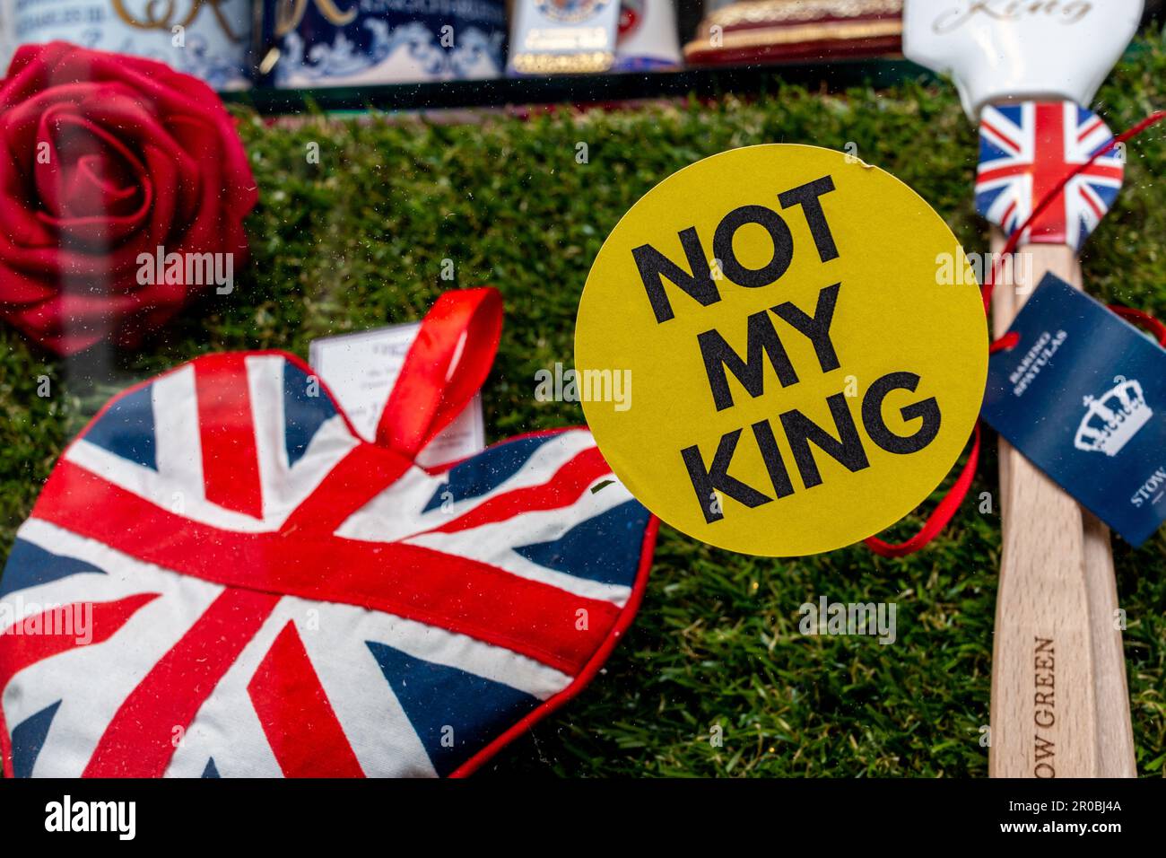 Un adesivo sulla parte esterna di una vetrina protesta contro l'incoronazione di re Carlo III Foto Stock