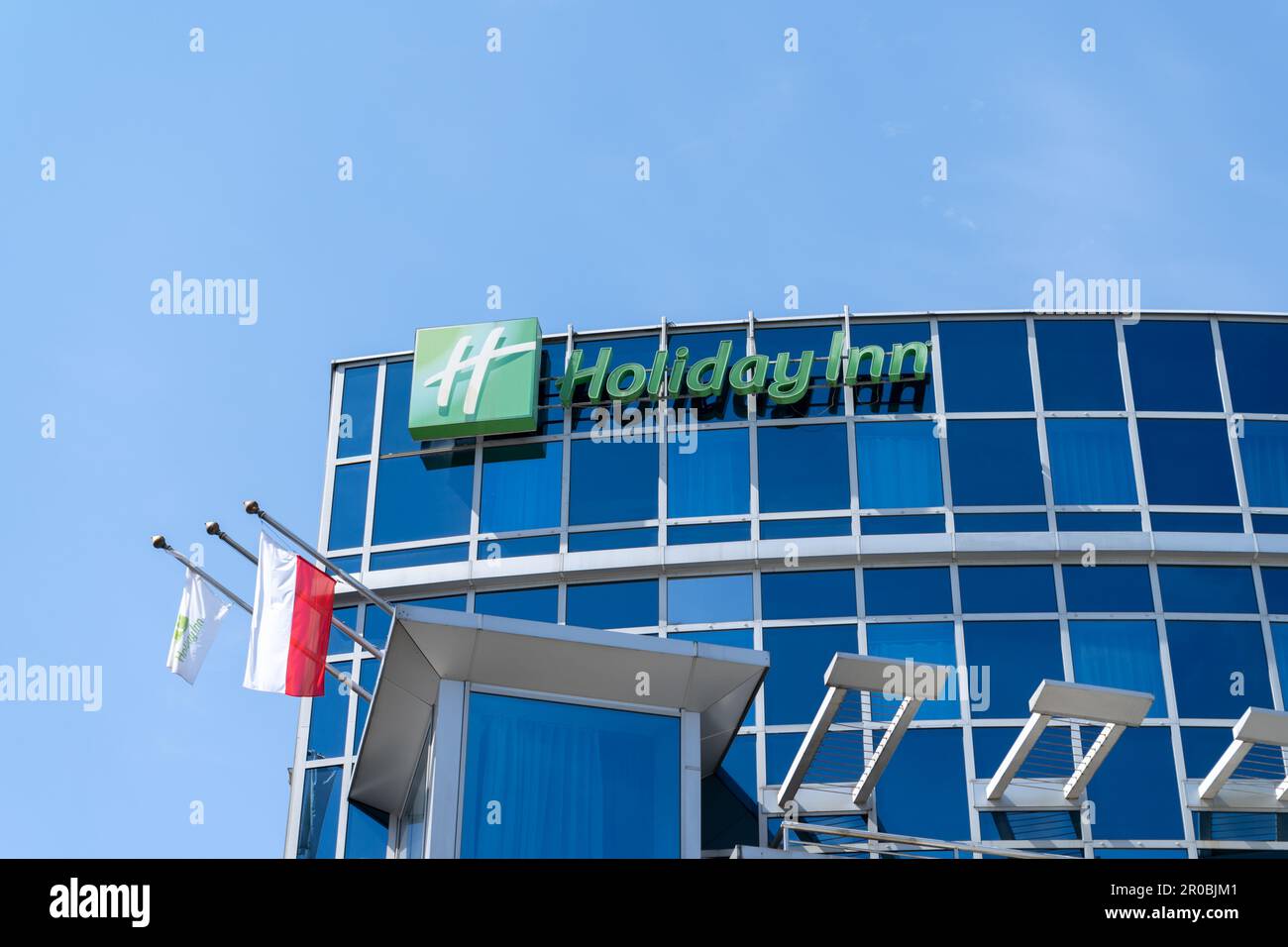 Edificio dell'hotel Holiday Inn con logo. Hotel IHG Centro città di Cracovia in via Wielopole a Cracovia. Cartello con logotipo del marchio di catene alberghiere. Foto Stock