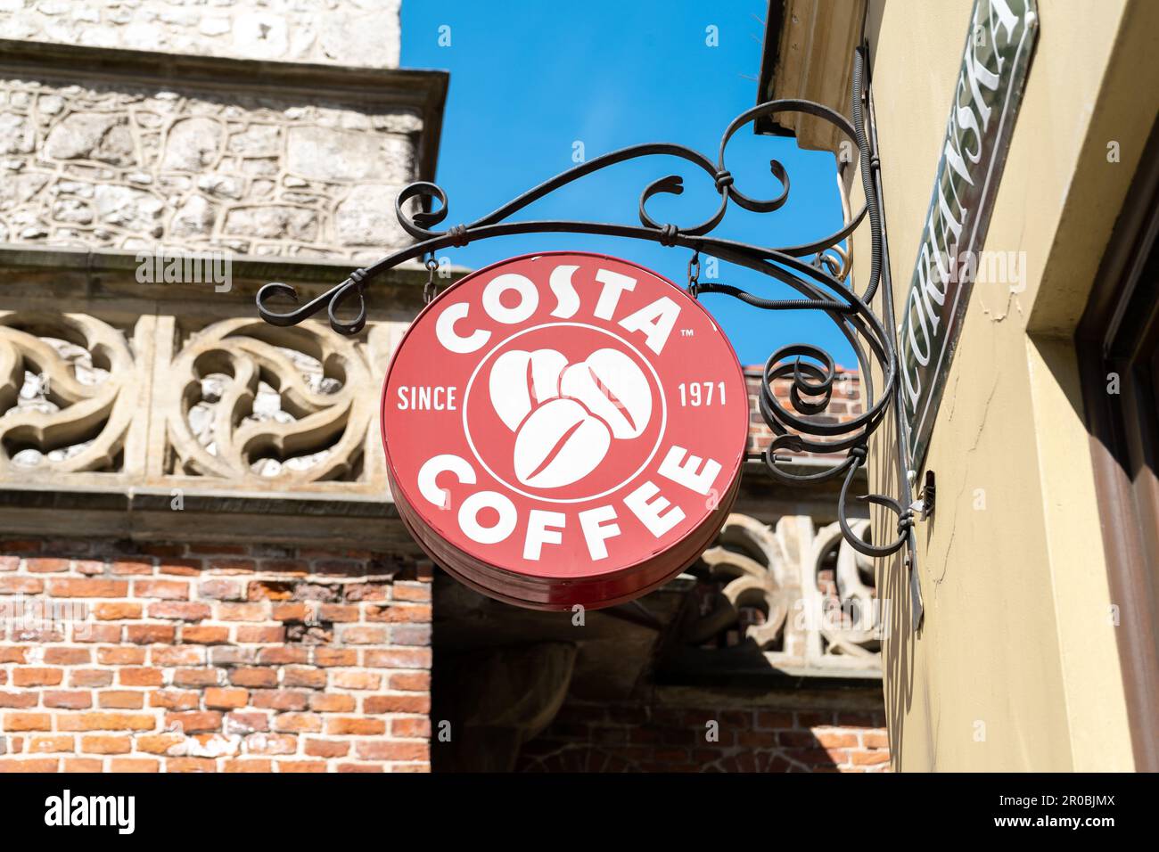 Logo Costa Coffee. Cartello con l'emblema della catena britannica di caffetterie in mostra su una parete di un edificio di succursali. Foto Stock