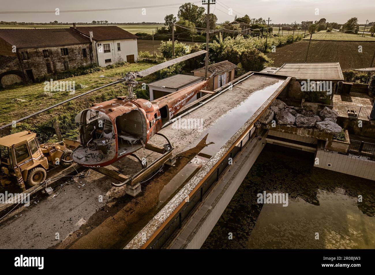 Un'immagine impressionante di un vecchio elicottero lasciato a decadere e vandalizzato, con uno sfondo incredibilmente bello. Foto Stock