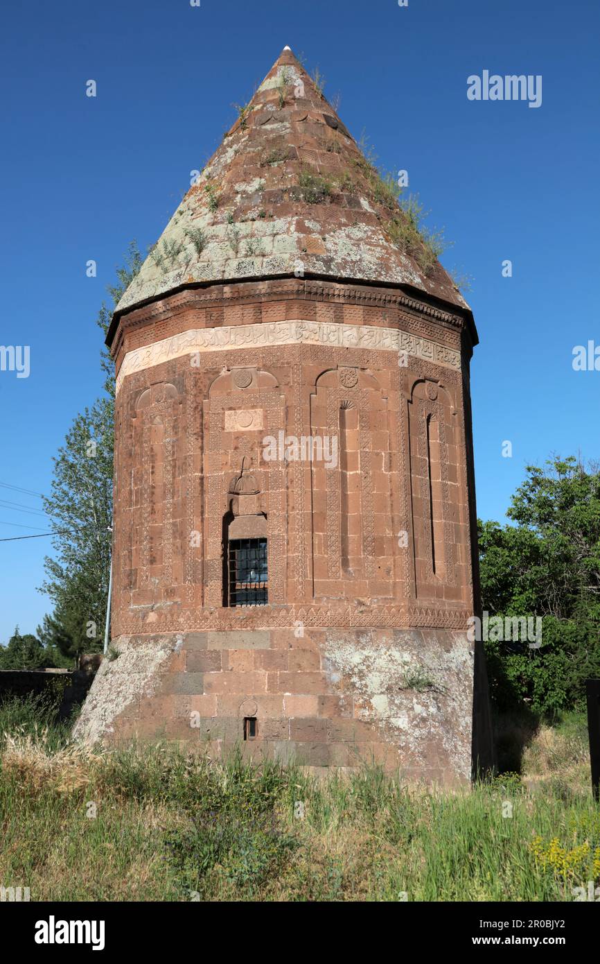 La tomba di Erzen Hatun fu costruita nel 1396. La tomba si trova nel quartiere di Ahlat. Ahlat, Bitlis, Turchia. Foto Stock