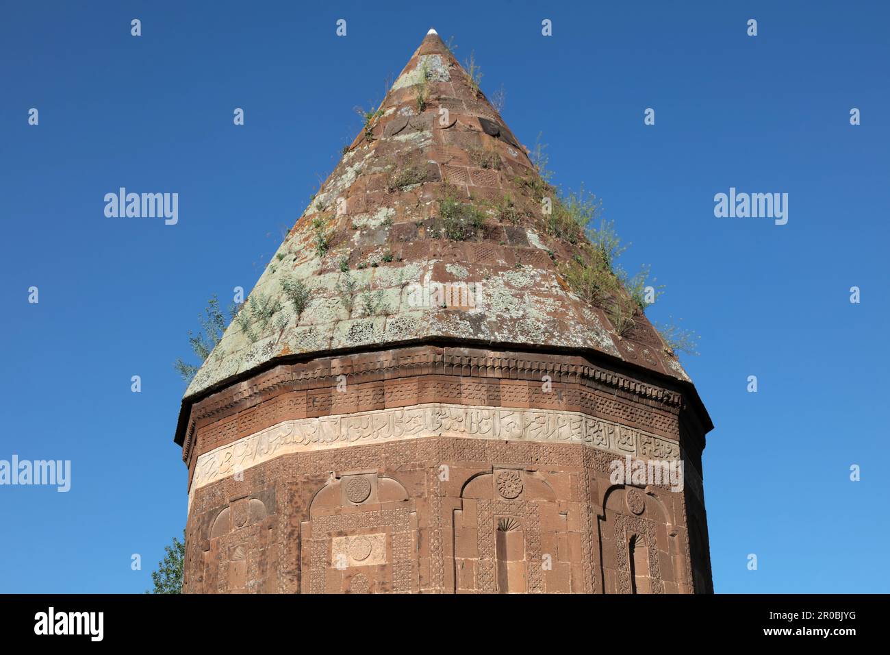 La tomba di Erzen Hatun fu costruita nel 1396. La tomba si trova nel quartiere di Ahlat. Ahlat, Bitlis, Turchia. Foto Stock