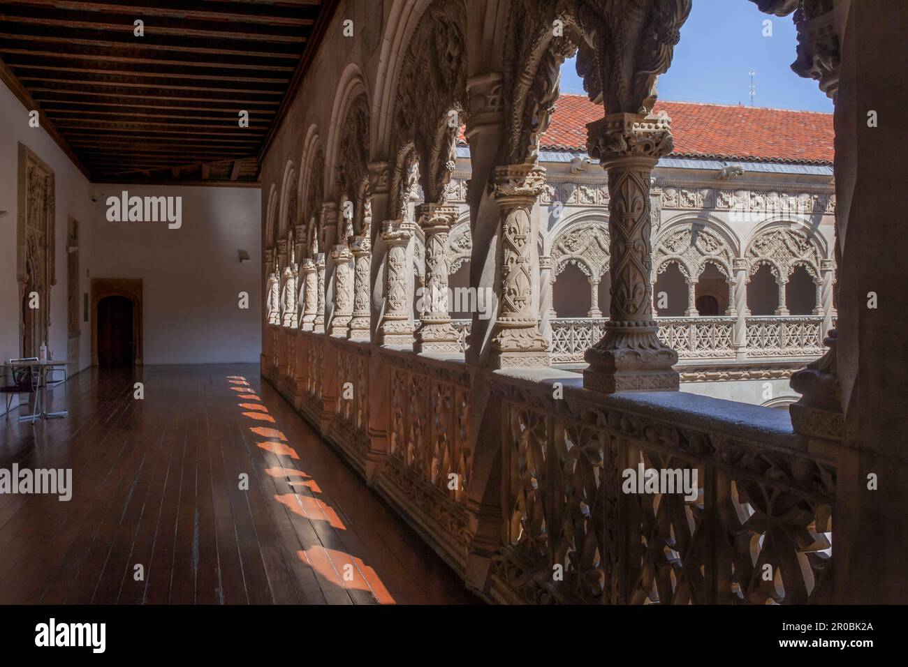 Valladolid, Spagna - 19th luglio 2020: Cortile del Colegio de San Gregorio al piano superiore. Edificio in stile Isabellino. Piano superiore, Valladolid, Spagna Foto Stock