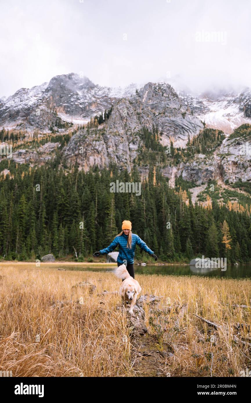 Ragazza con il suo cane escursioni in montagna Foto Stock