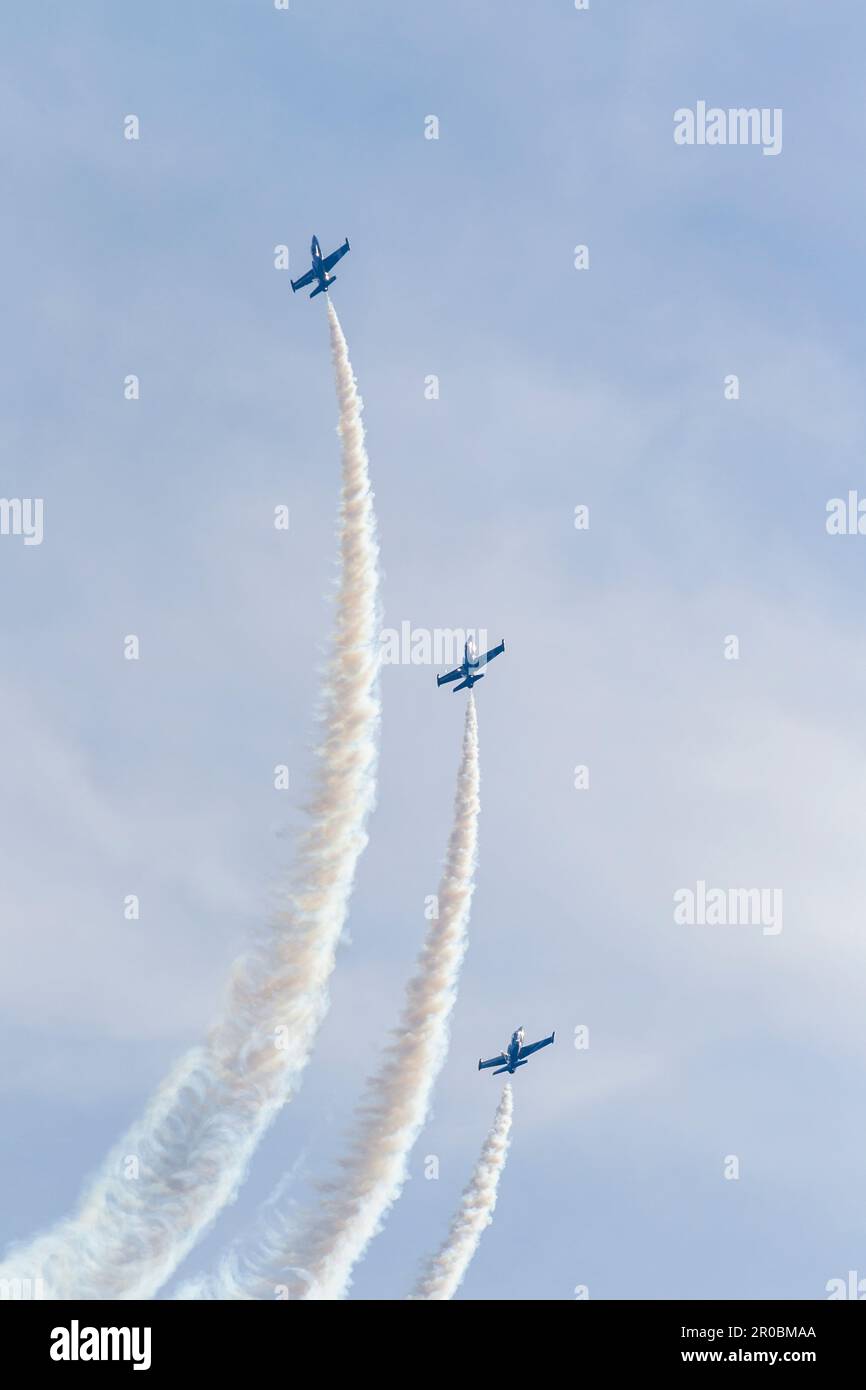 Formazione di getti d'acqua Breitling ad Aerolac con percorso fumo Foto Stock