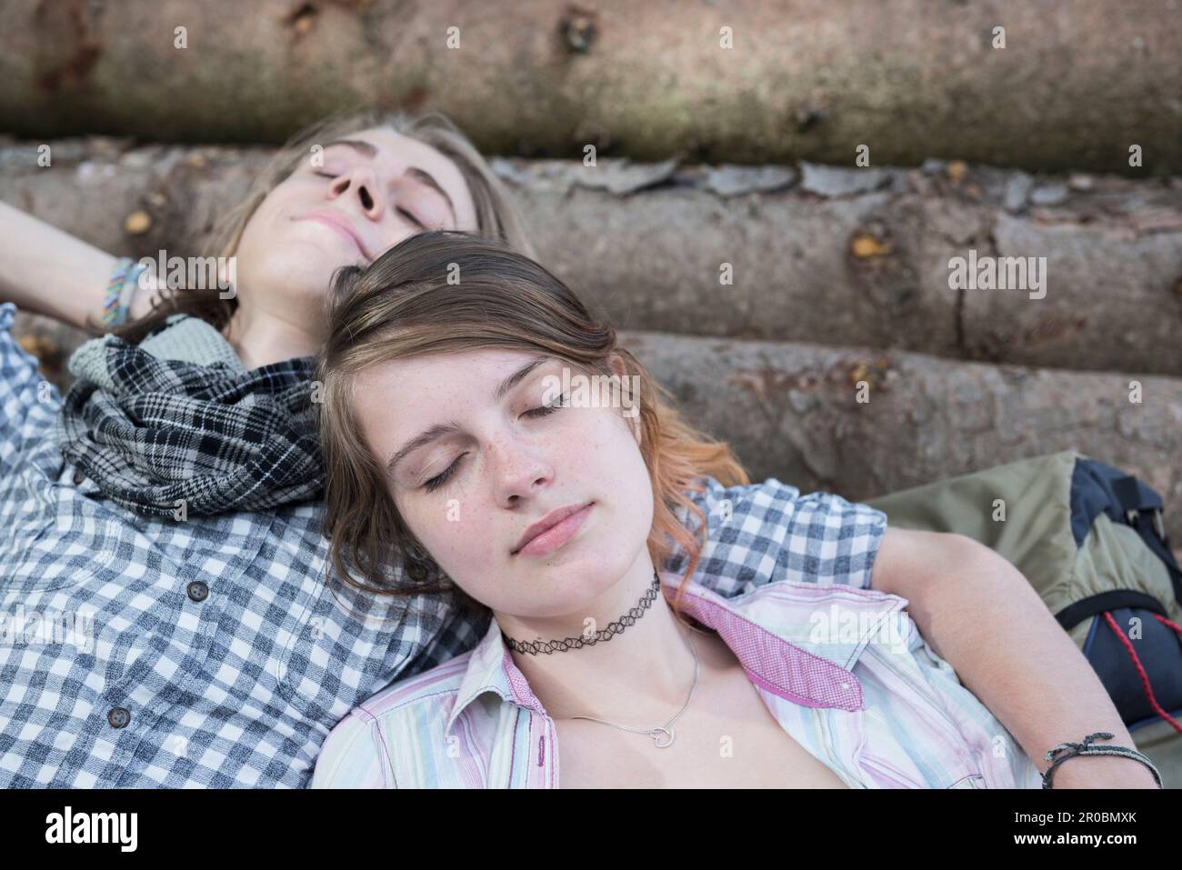 Primo piano di una giovane coppia che dorme su un palo di legno, Baviera, Germania Foto Stock