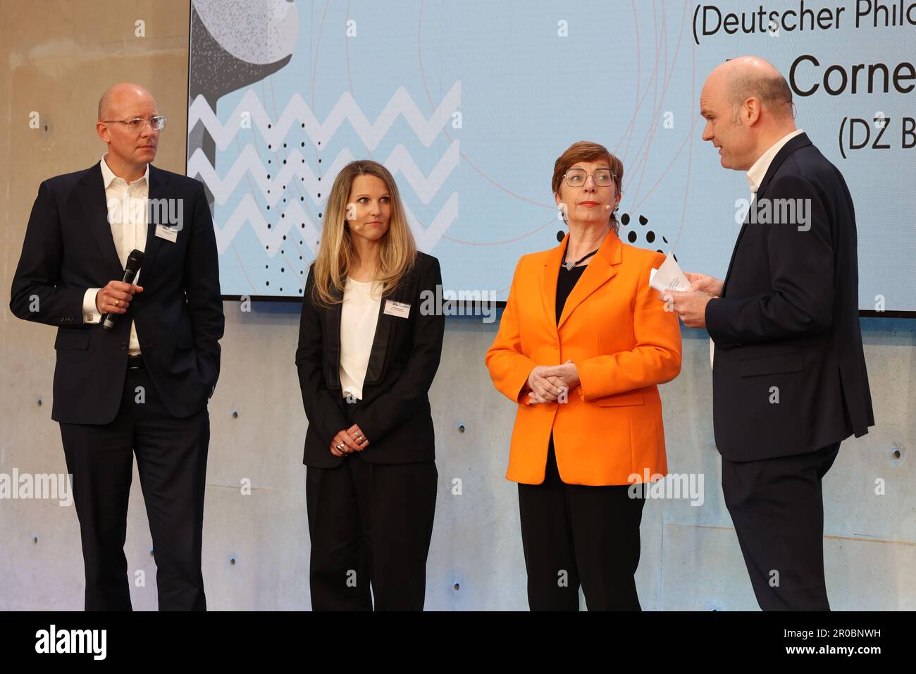 Berlino, Germania. 08th maggio, 2023. Cornelius Riese (l-r), DZ Bank, Christine Heraeus, Heraeus Bildungsstiftung, Susanne Lin-Klitzing, Deutscher Philologenverband, e il presentatore Jan-Martin Wiarda alla cerimonia 'German Teachers' Award - innovative Teaching' presso il Centro Congressi e conferenze Axica su Pariser Platz. Dieci insegnanti, quattro amministratori scolastici e quattro squadre di insegnanti provenienti da undici stati tedeschi sono stati onorati per i loro eccellenti risultati in questo round del concorso. Credit: Joerg Carstensen/dpa/Alamy Live News Foto Stock