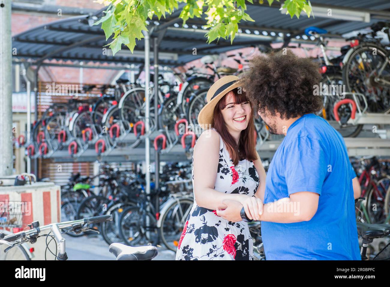 Felice giovane coppia al parcheggio per biciclette Foto Stock