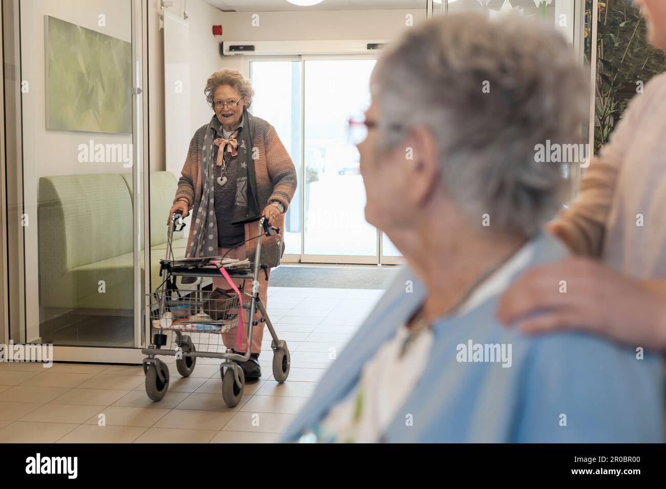 Due donne anziane con la ragazza in casa di riposo Foto Stock