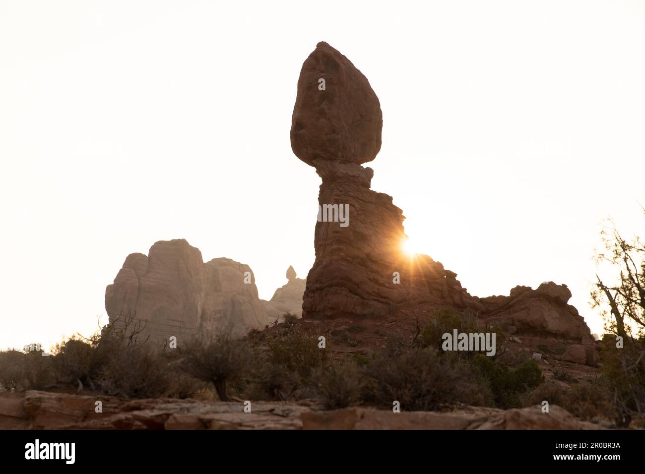 Balanced Rock nel parco Naitonal Arches all'alba Foto Stock