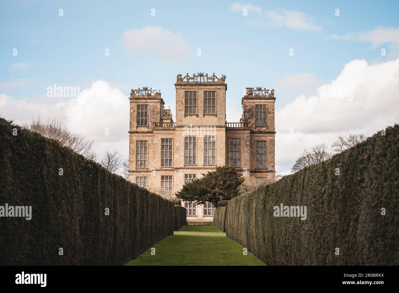 Una maestosa vista all'aperto del National Trust - Hardwick Hall in Inghilterra Foto Stock
