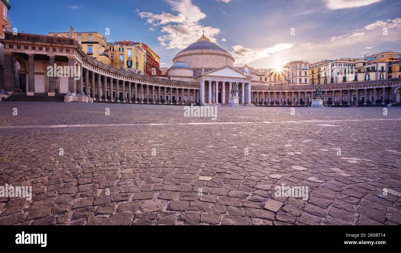 Napoli, Italia. Immagine del paesaggio urbano di Napoli, Italia con vista sulla grande piazza del Plebiscito al tramonto. Foto Stock