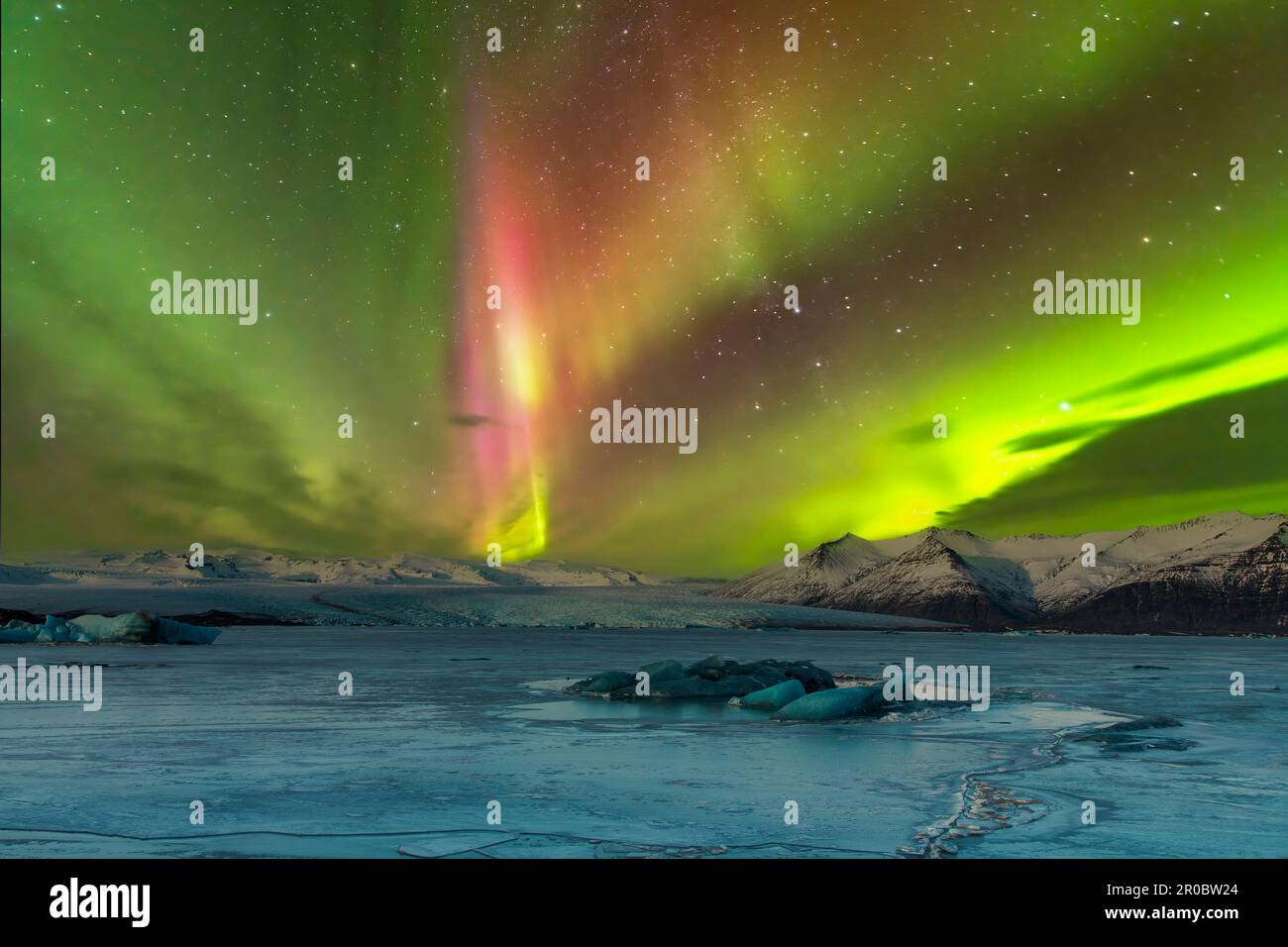 Vista sulla laguna con il ghiacciaio Jokulsarlon durante l'inverno con Aurora Borealis o aurora boreale e migliaia di stelle Foto Stock