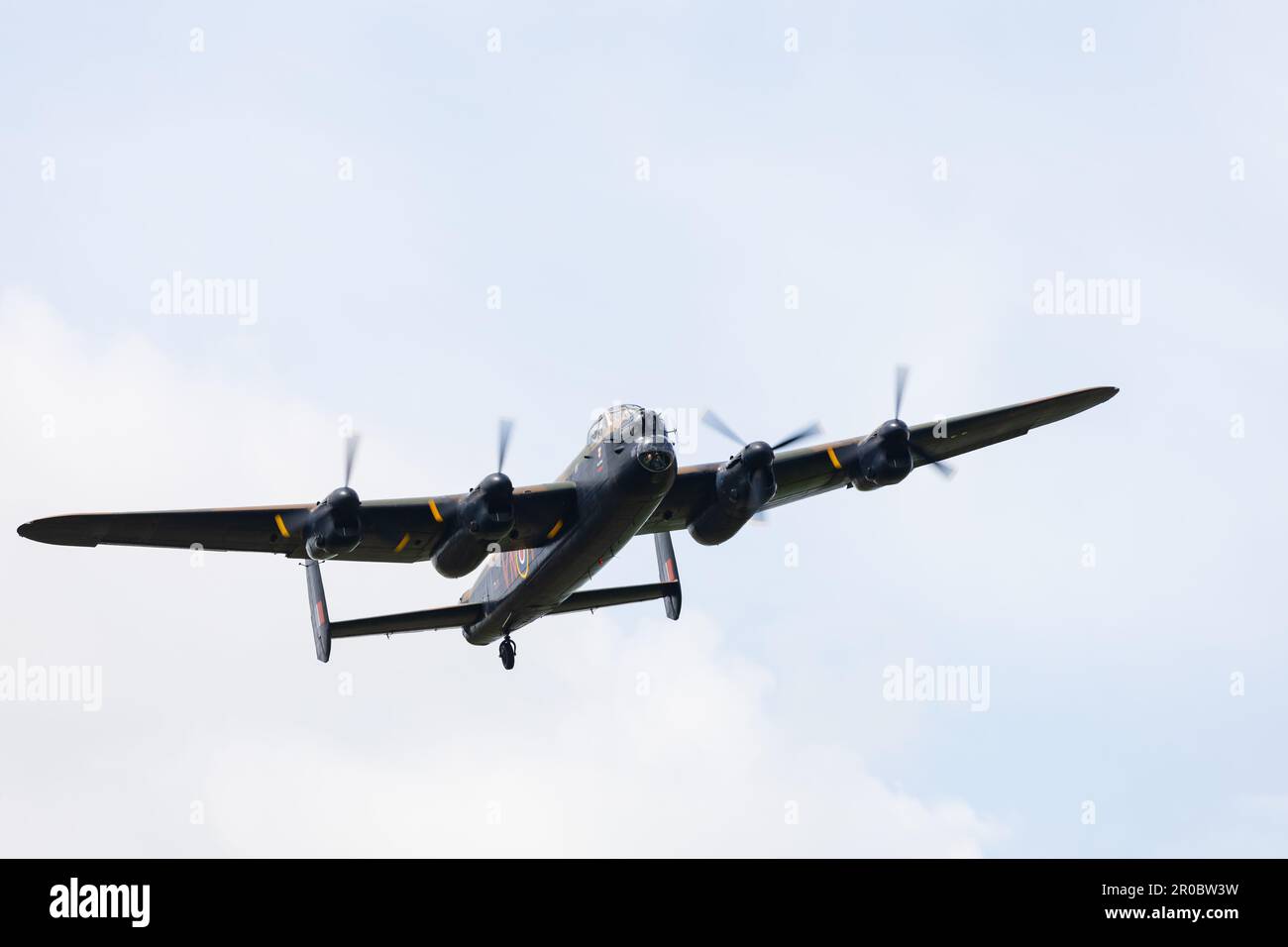Avro Lancaster PA474 della Royal Air Force, RAF, Battaglia di Gran Bretagna Memorial Flight a basso livello su RAF Cranwell, 7 maggio 2023. Foto Stock