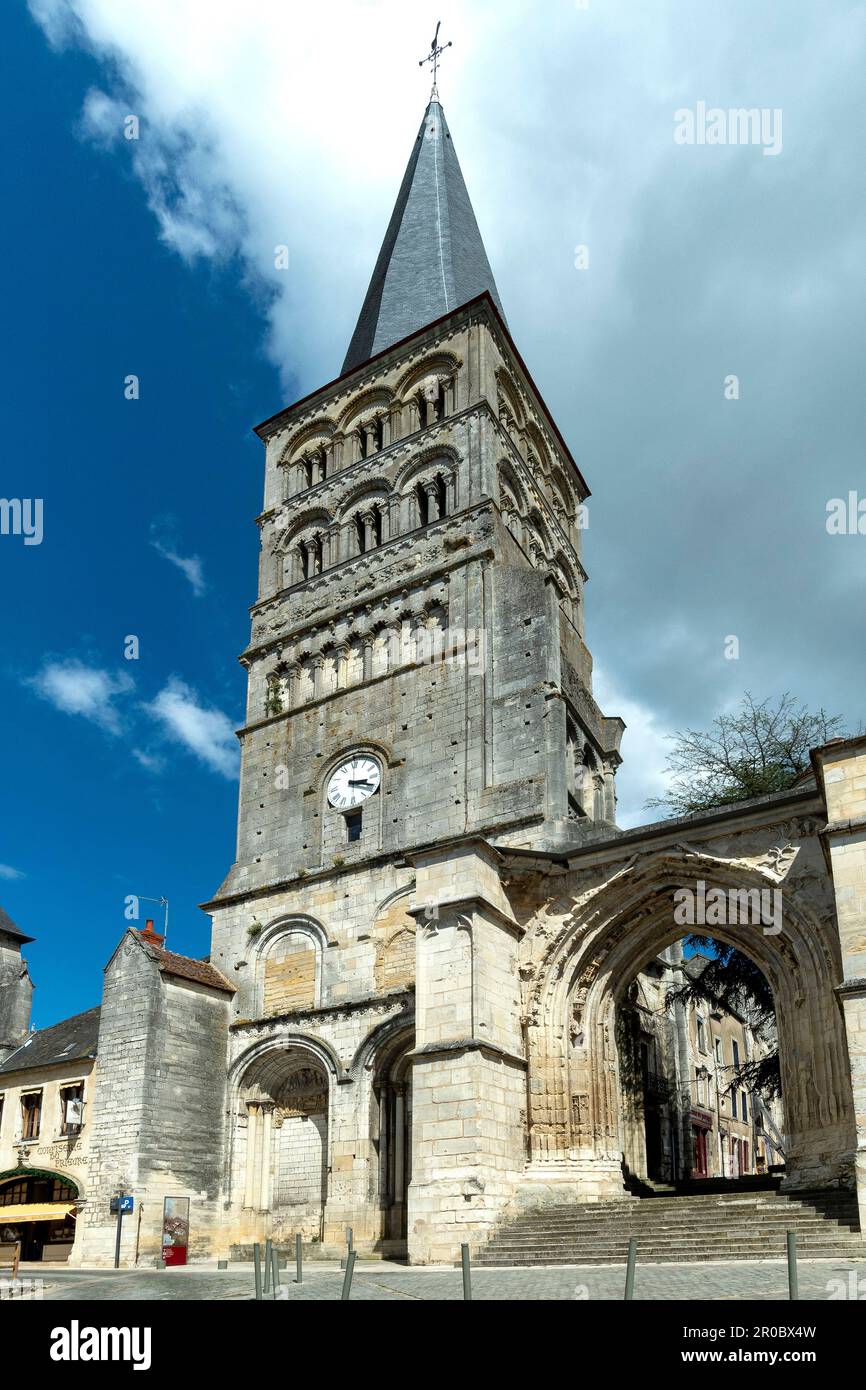 La Charité-sur-Loire. Il campanile di Sainte-Croix e le porte gotiche. Dipartimento della Nièvre. Bourgogne-Franche-Comte. Francia Foto Stock
