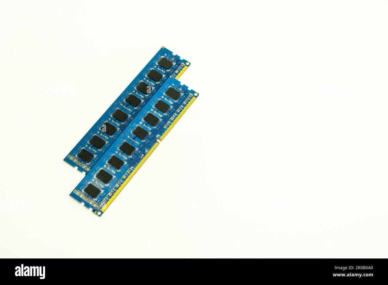 Due schede di memoria RAM da 8GB DDR3 MB su una superficie bianca Foto Stock