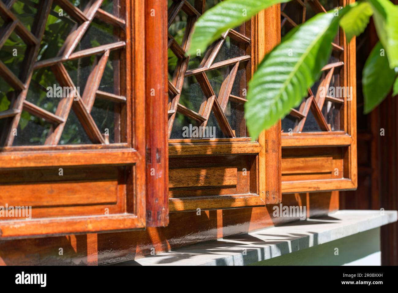 Un dettaglio in primo piano delle cornici delle finestre in legno con intricati vetri al Chinese Gardens of Friendship di Sydney, Australia Foto Stock