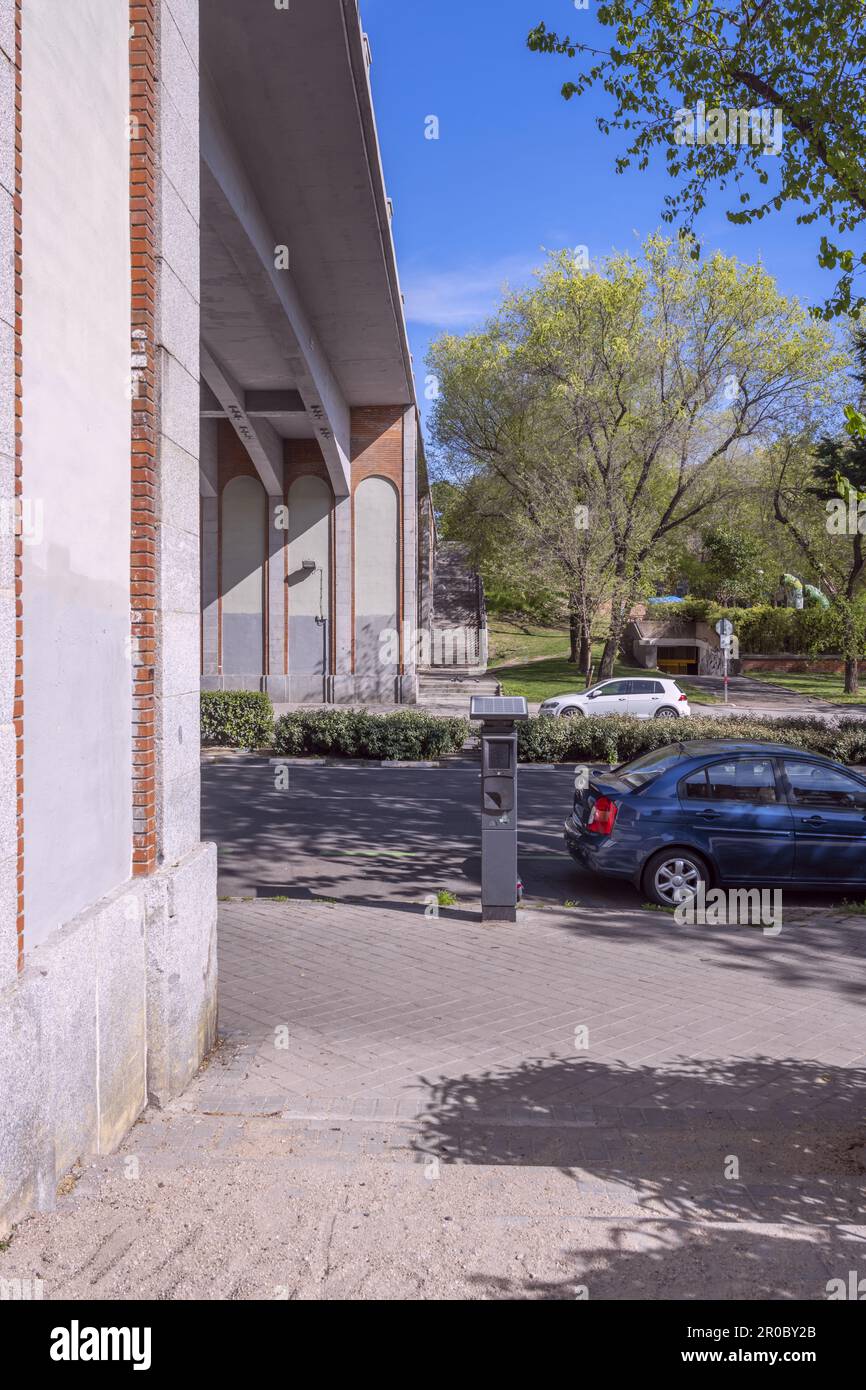 Sotto un ponte accanto ad un parco con una strada urbana che corre sotto Foto Stock