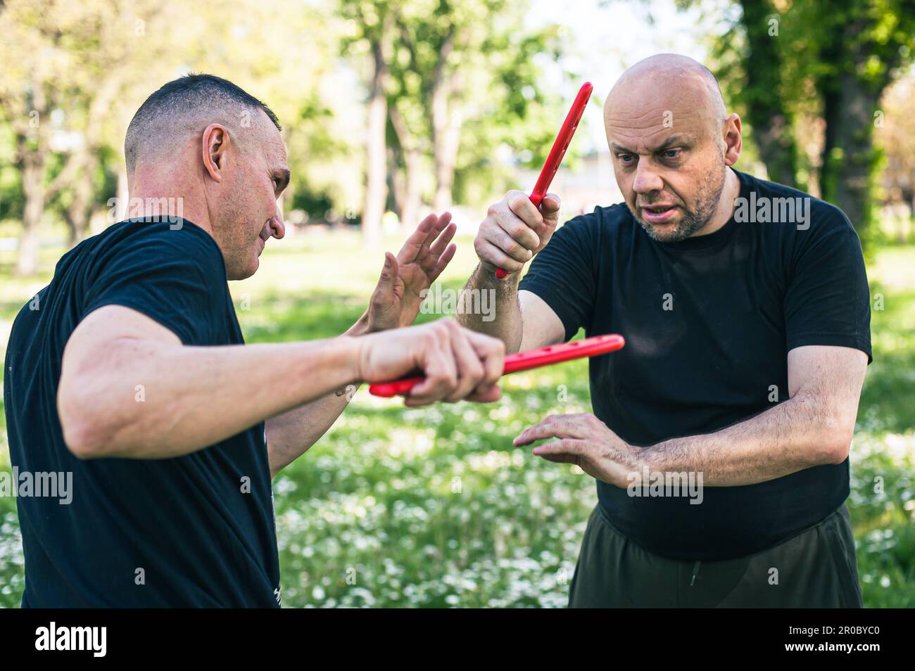 Coltello vs coltello lotta contro l'allenamento di combattimento. Metodo di formazione Sumbrada. Arma di plastica difendere la perforazione dimostrativa Foto Stock