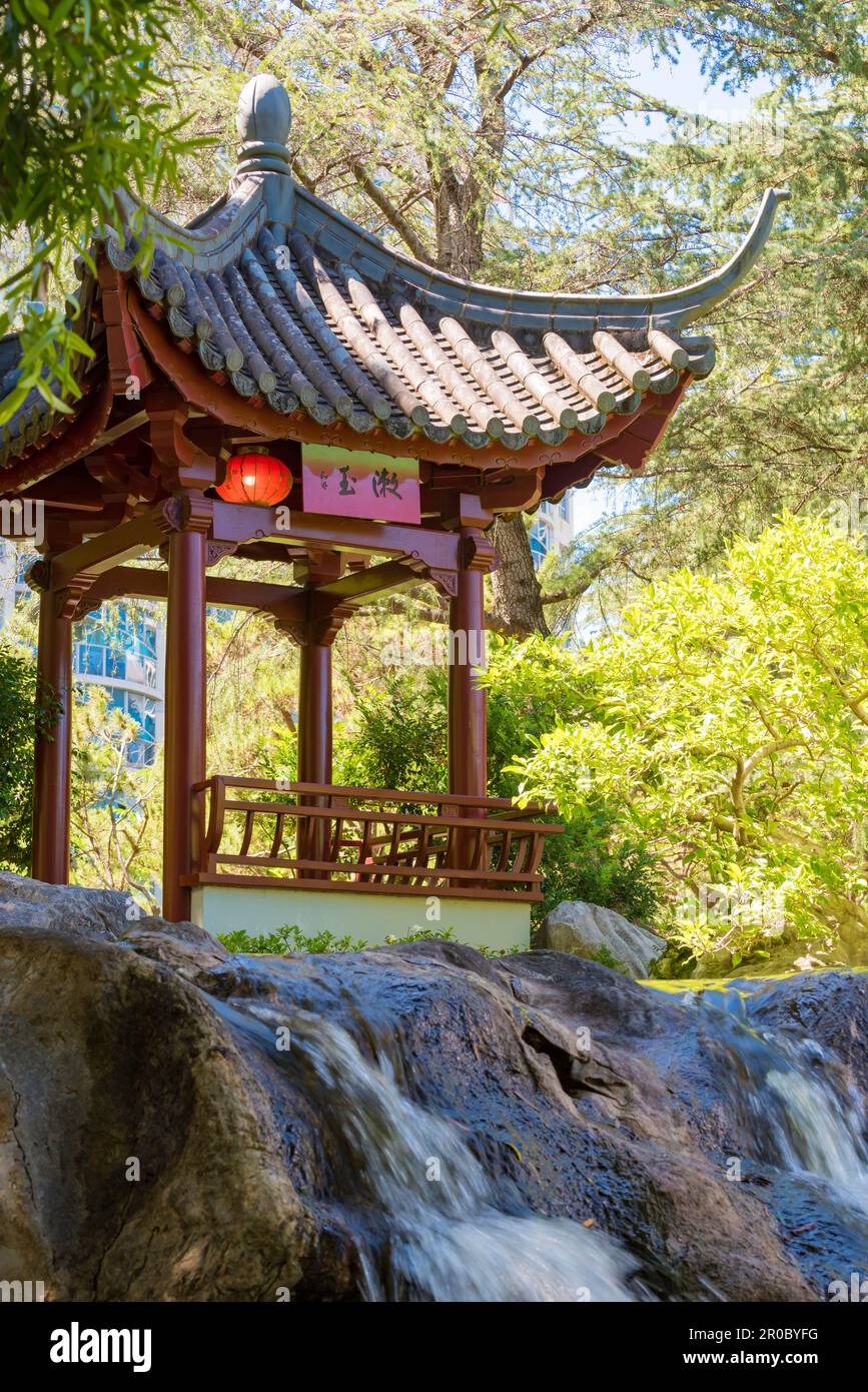 Il Raising Sun Jade Pavillion si trova vicino a una cascata in cima ai Chinese Gardens of Friendship di Sydney, Australia Foto Stock