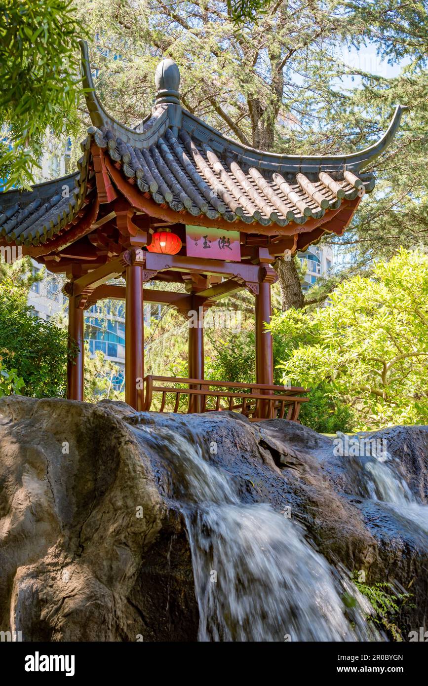 Il Raising Sun Jade Pavillion si trova vicino a una cascata in cima ai Chinese Gardens of Friendship di Sydney, Australia Foto Stock