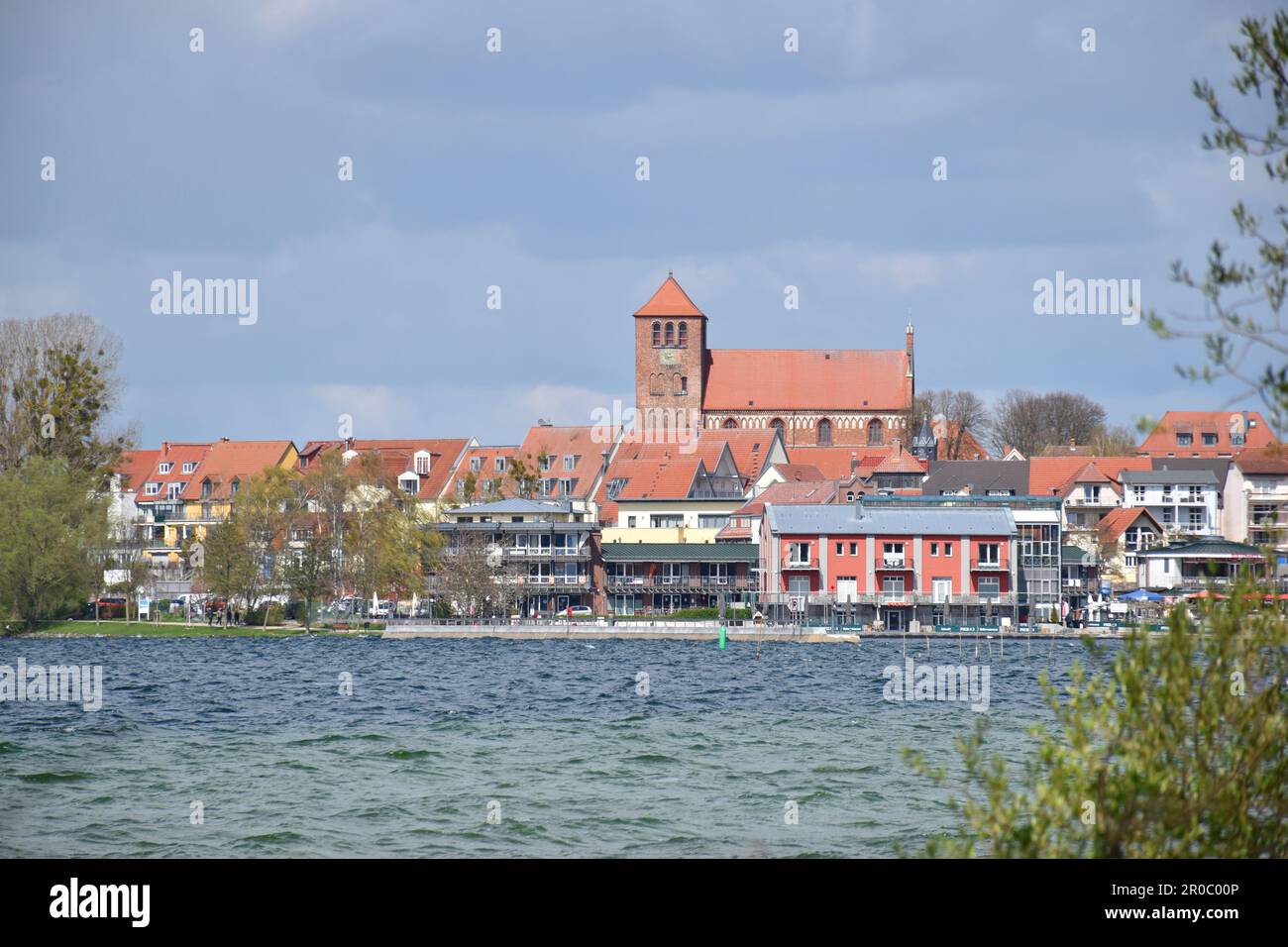 Vista sul centro storico di Waren, sulle rive del lago Muritz, Meclemburgo, Germania Foto Stock