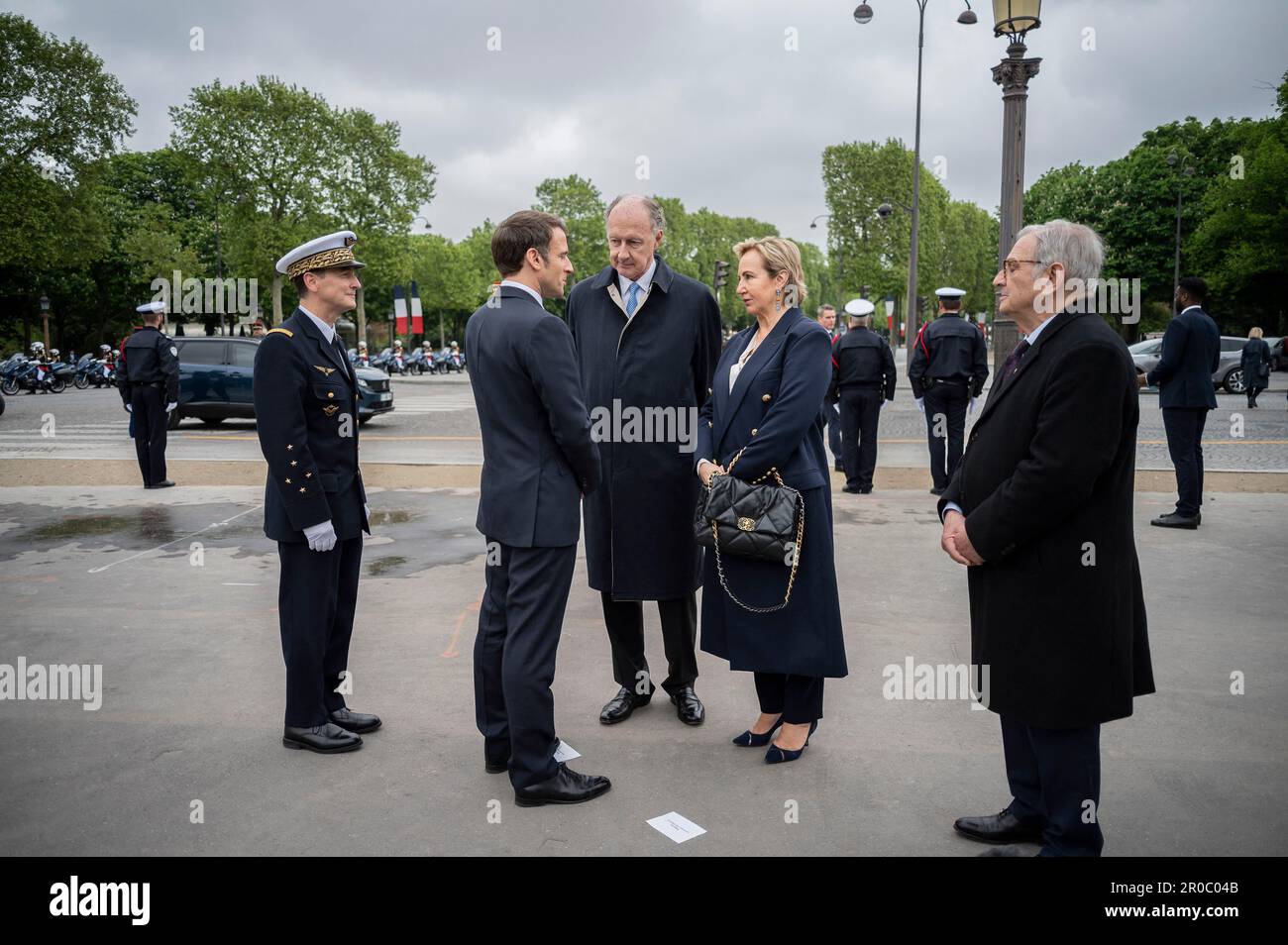 Parigi, Francia. 08th maggio, 2023. Il Presidente francese Emmanuel Macron e Yves de Gaulle durante le cerimonie che celebrano il 78th° anniversario della vittoria contro i nazisti e la fine della seconda guerra mondiale in Europa, a Parigi il 8 maggio 2023. Foto di Eliot Blondet/ABACAPRESS.COM Credit: Abaca Press/Alamy Live News Foto Stock