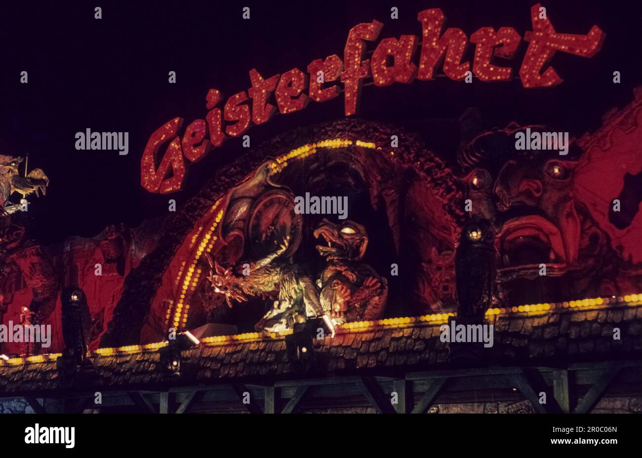 Corse all'Oktoberfest: Logo illuminato sul treno fantasma "Geiserfahrt", Ride to Hell, Theresienwiese, Monaco, Baviera, Germania, 1980 Foto Stock