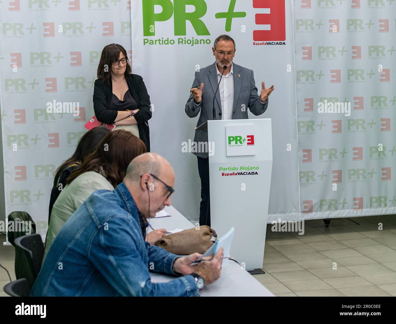 Due rappresentanti di partido riojano e España vaciada parlano del nuovo progetto BOSONIT di Logroño. Foto Stock