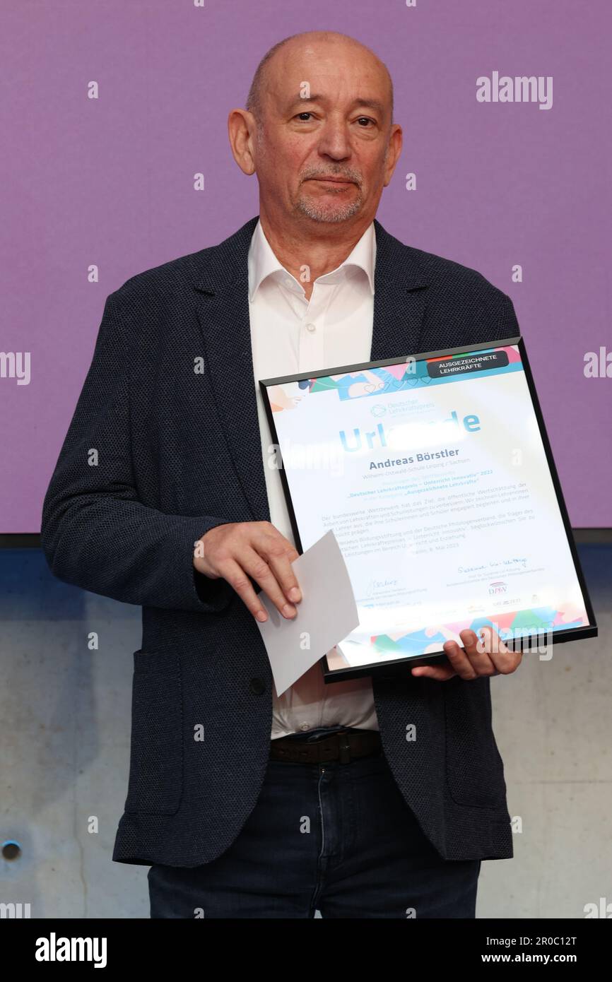 Berlino, Germania. 08th maggio, 2023. Andreas Börstler, della Wilhelm-Ostwald-Schule Leipzig, è stato premiato nella categoria 'Excellent Teachers' alla cerimonia 'German Teachers' Award - innovative Teaching' presso il Centro Congressi e Congressi Axica su Pariser Platz. Dieci insegnanti, quattro amministratori scolastici e quattro squadre di insegnanti provenienti da undici stati tedeschi sono onorati per i loro eccellenti risultati in questo round del concorso. Credit: Joerg Carstensen/dpa/Alamy Live News Foto Stock
