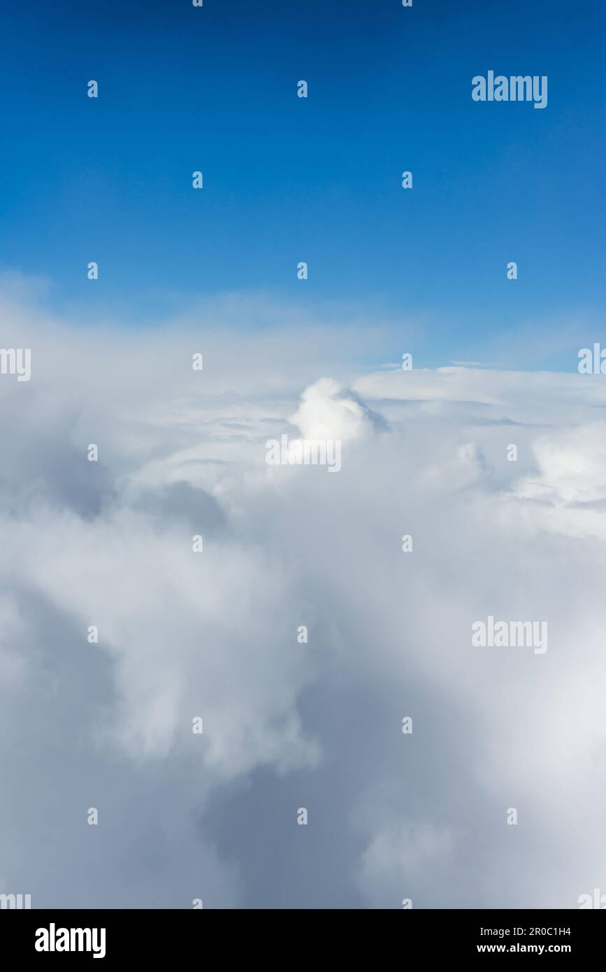 Un bel cielo visto sopra le nuvole di un aspetto cotonoso Foto Stock