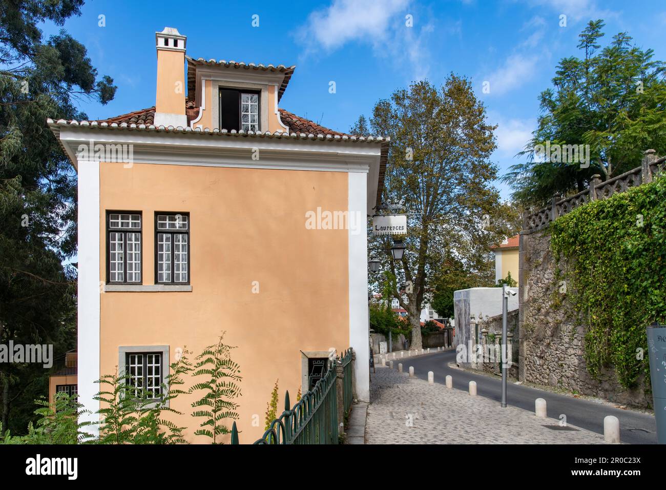 Sintra, Portogallo, ottobre 2022; visita una delle strette stradine della città medievale con case colorate e famosa per la residenza reale medievale Pa Foto Stock