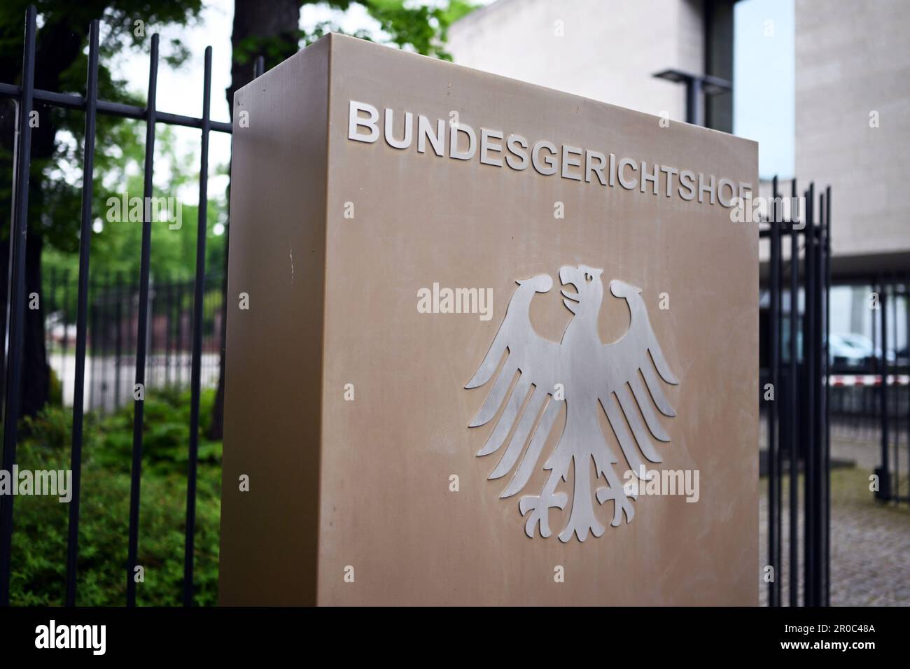 Karlsruhe, Germania. 08th maggio, 2023. Un cartello con un'aquila federale e la scritta Bundesgerichtshof, davanti al Bundesgerichtshof (BGH). Tramite. Il Senato civile sta sentendo casi di gasolio. Tre anni dopo la sua prima sentenza sullo scandalo del gasolio, la BGH si trova nuovamente di fronte a una decisione importante. Il motivo è una sentenza della Corte di giustizia europea (CGCE) del mese di marzo. Nella sentenza, i giudici lussemburghesi hanno fissato gli ostacoli per i danni significativamente più bassi dei loro omologhi tedeschi. Credit: Uli Deck/dpa/Alamy Live News Foto Stock