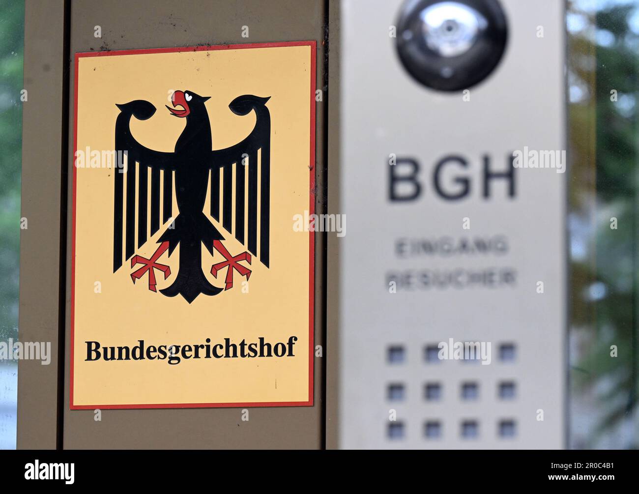 Karlsruhe, Germania. 08th maggio, 2023. Un cartello con un'aquila federale e la scritta Bundesgerichtshof, davanti al Bundesgerichtshof (BGH). Tramite. Il Senato civile sta sentendo casi di gasolio. Tre anni dopo la sua prima sentenza sullo scandalo del gasolio, la BGH si trova nuovamente di fronte a una decisione importante. Il motivo è una sentenza della Corte di giustizia europea (CGCE) del mese di marzo. Nella sentenza, i giudici lussemburghesi hanno fissato gli ostacoli per i danni significativamente più bassi dei loro omologhi tedeschi. Credit: Uli Deck/dpa/Alamy Live News Foto Stock
