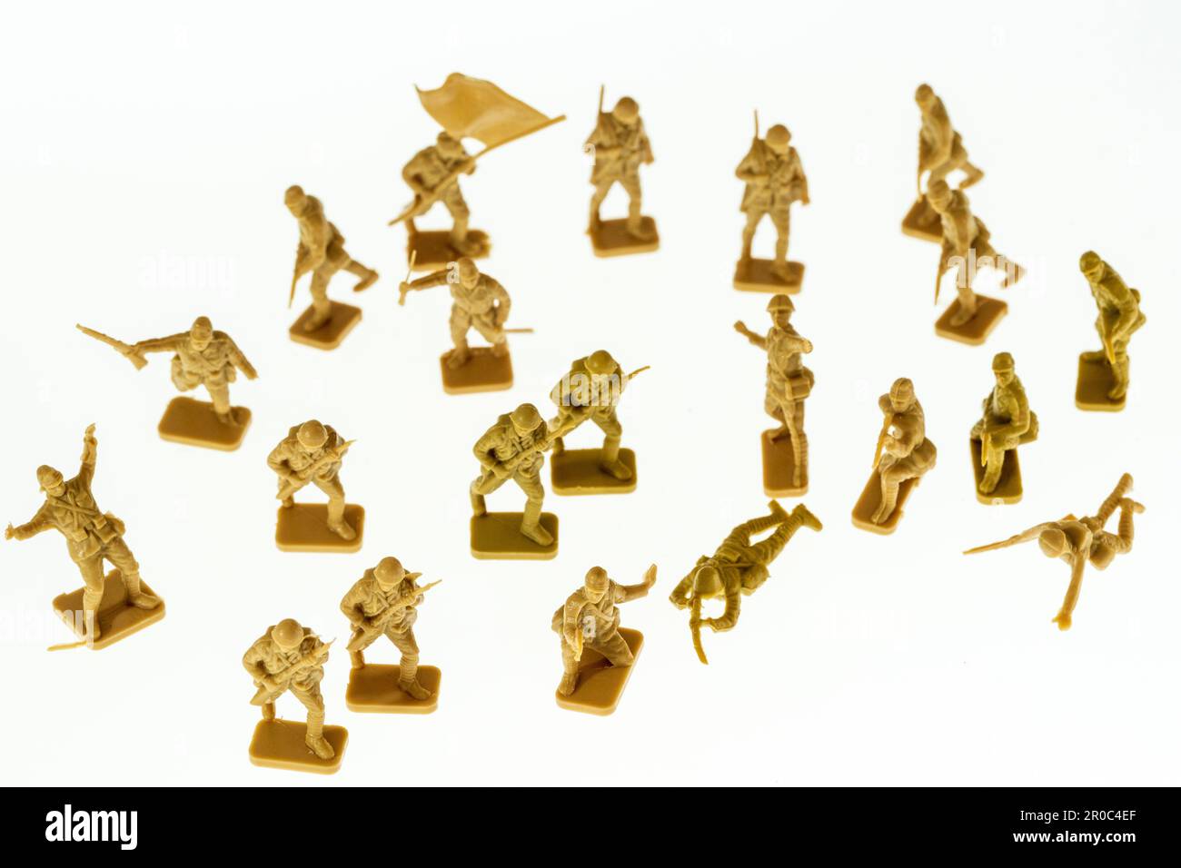 Airfix 1/72 figure modello in plastica, guerra mondiale due fanteria giapponese in varie posizioni su sfondo bianco. Prodotto 1960s. Foto Stock
